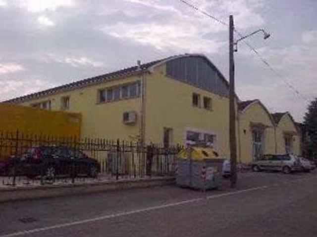 Locale Commerciale in vendita a Unione Alto Ferrarese, Cento