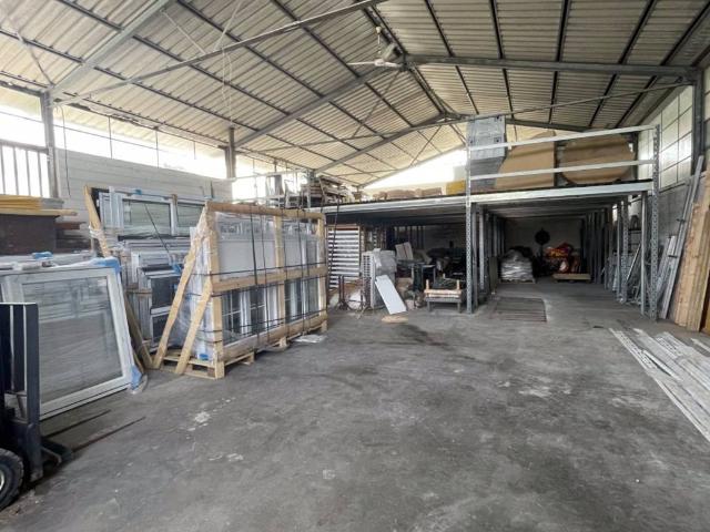 Locale Commerciale in vendita a Unione Alto Ferrarese, Cento
