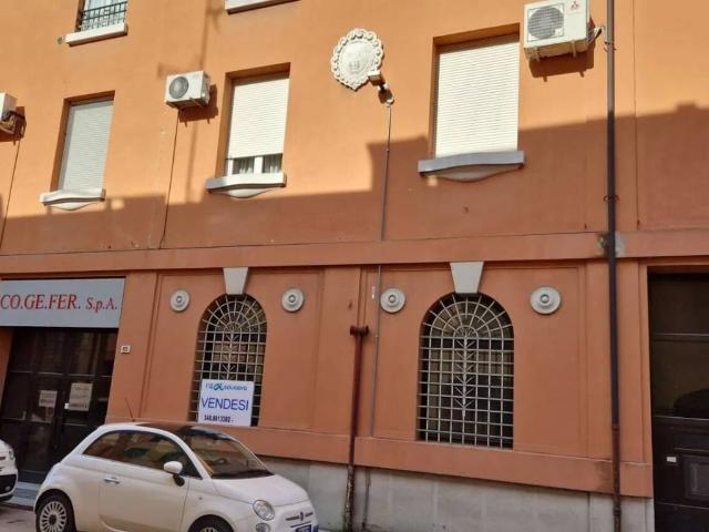 Locale Commerciale in vendita a Cento, Ferrara