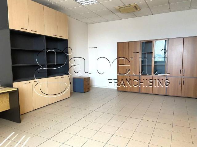 Locale Commerciale in vendita a Unione Alto Ferrarese, Cento