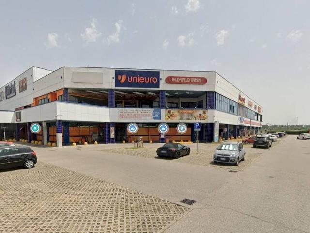 Locale Commerciale in vendita a Unione Alto Ferrarese, Cento