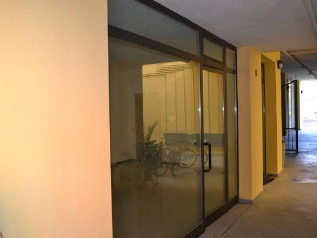 Locale Commerciale in vendita a Unione Alto Ferrarese, Cento
