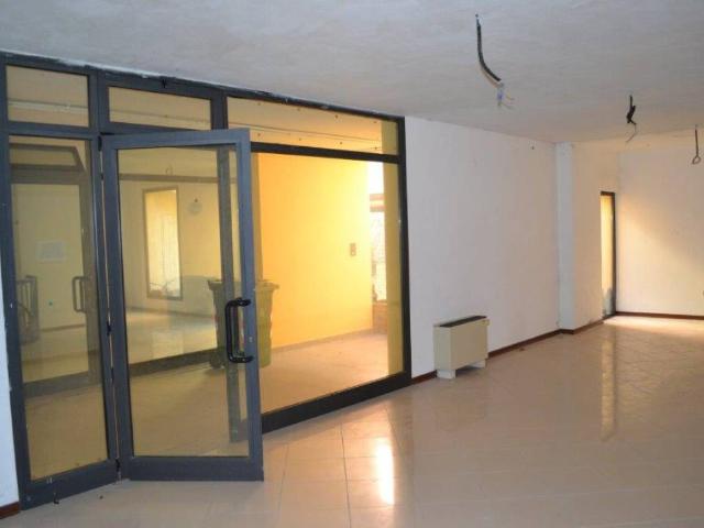 Locale Commerciale in vendita a Unione Alto Ferrarese, Cento