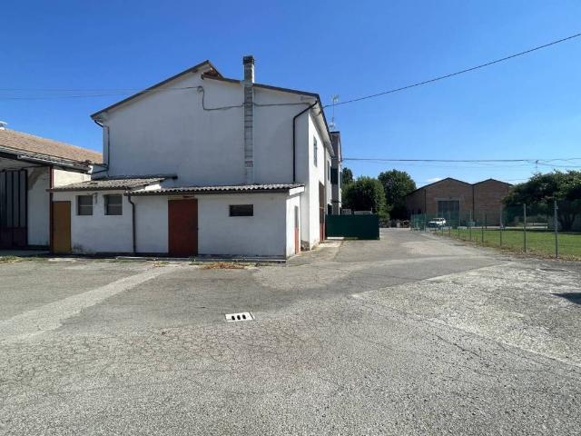 Locale Commerciale in vendita a Renazzo, Cento