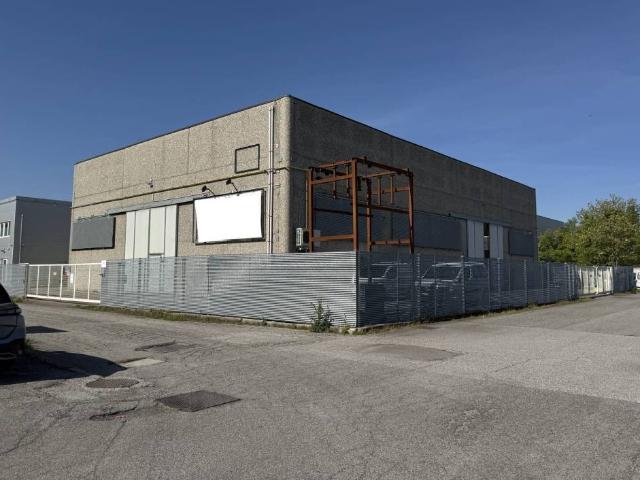 Locale Commerciale in vendita a Unione Alto Ferrarese, Cento