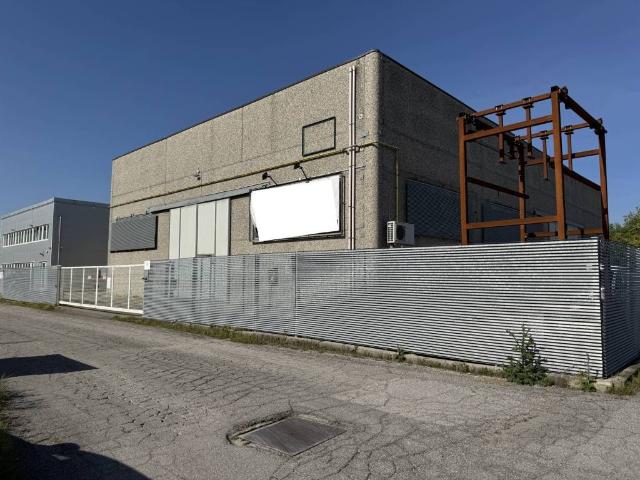 Locale Commerciale in vendita a Unione Alto Ferrarese, Cento
