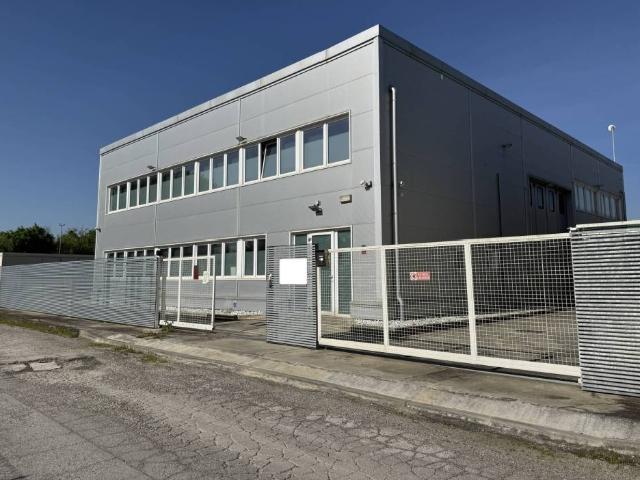 Locale Commerciale in vendita a Unione Alto Ferrarese, Cento