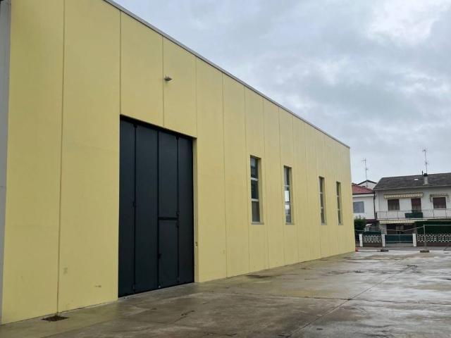Locale Commerciale in vendita a Unione Alto Ferrarese, Cento