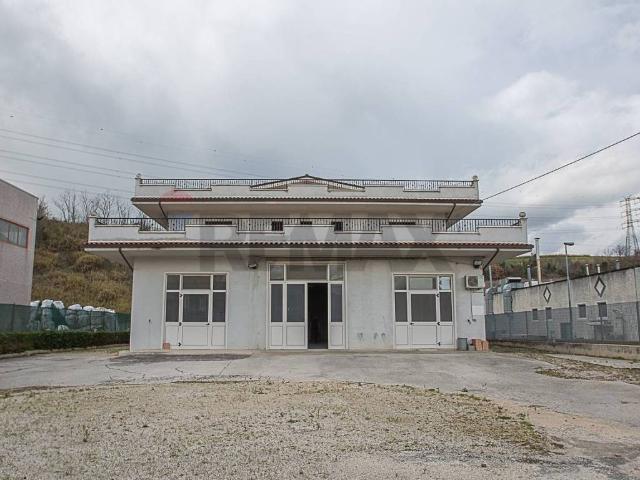 Locale Commerciale in vendita a Cepagatti, Abruzzo