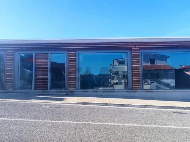 Locale Commerciale in vendita a Villanova, Cepagatti