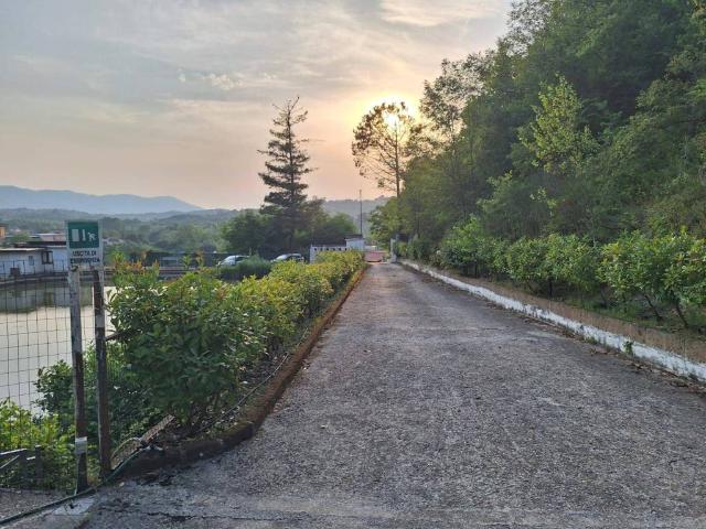 Locale Commerciale in vendita a Ceppaloni, Campania