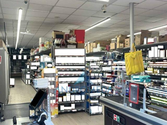 Locale Commerciale in vendita a Cercola, Napoli