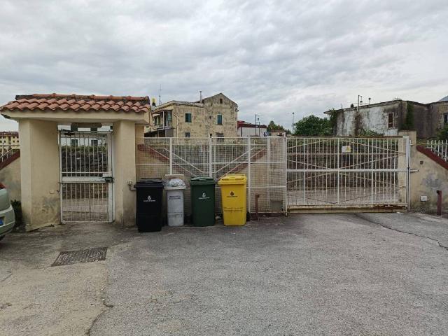 Locale Commerciale in vendita a Pollena Trocchia, Campania