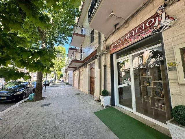 Locale Commerciale in vendita a Puglia, Foggia