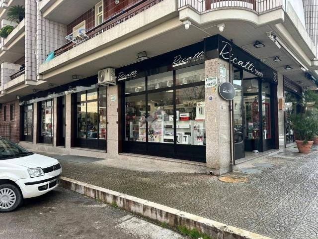 Locale Commerciale in vendita a Puglia, Foggia
