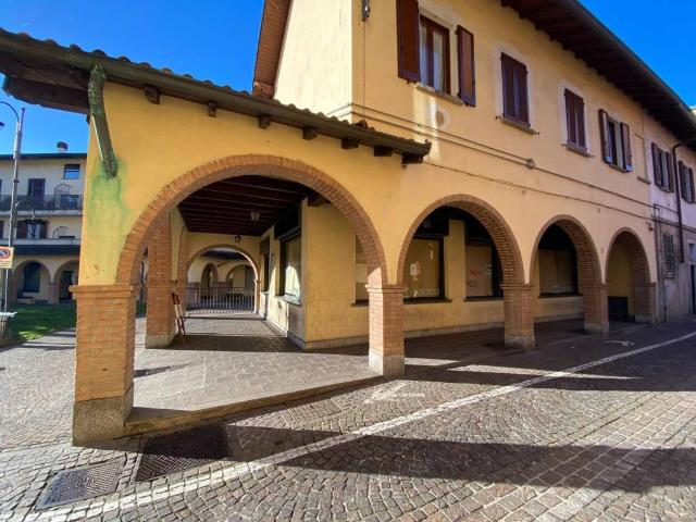 Locale Commerciale in vendita a Asnago di Cermenate, Cermenate
