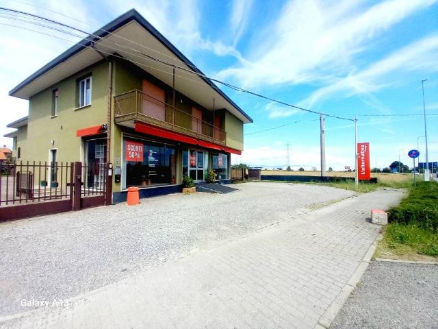 Locale Commerciale in vendita a Asnago di Cermenate, Cermenate