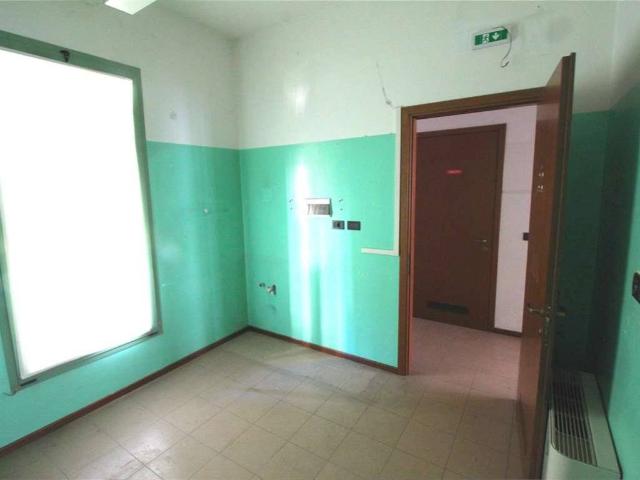 Locale Commerciale in vendita a Olzino, Cernobbio