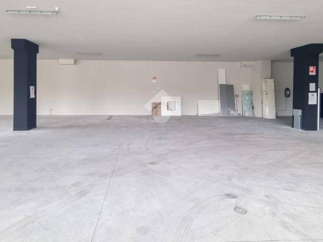 Locale Commerciale in vendita a Cernusco Lombardone, Lombardia