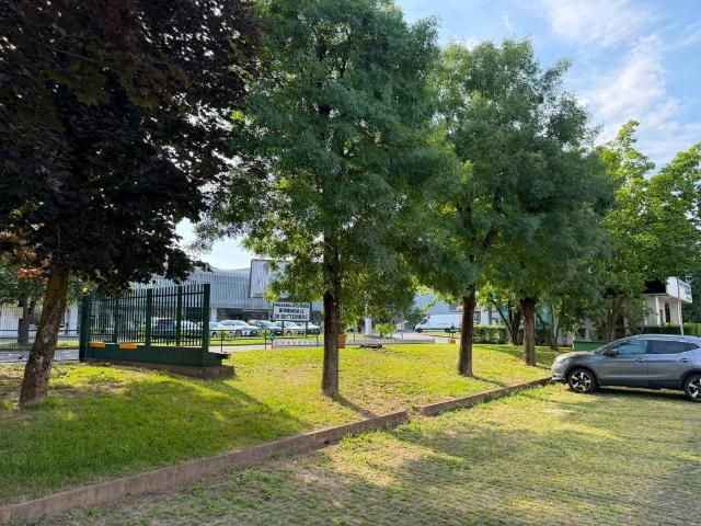 Locale Commerciale in vendita a Ronco, Cernusco Sul Naviglio