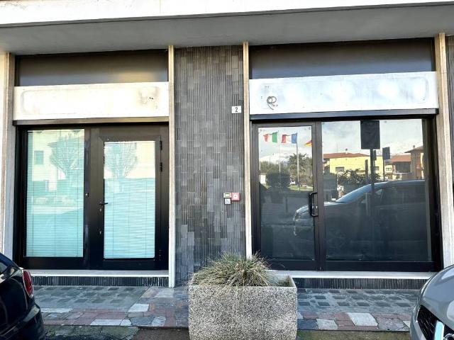 Locale Commerciale in vendita a Piemonte, Biella