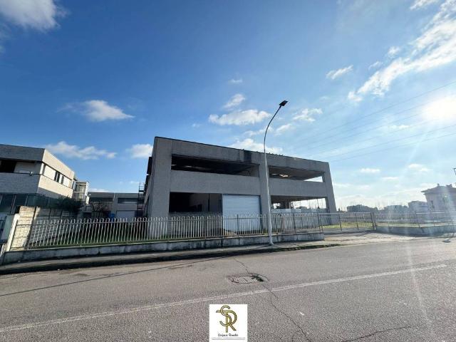 Locale Commerciale in vendita a Cerro Maggiore, Lombardia