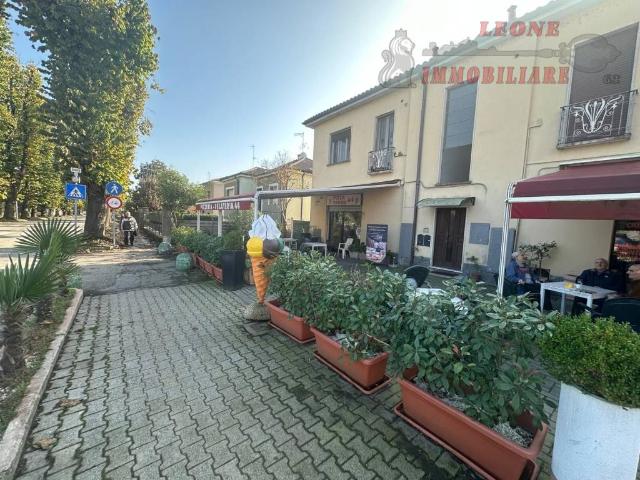 Locale Commerciale in vendita a Torre del Mangano, Certosa Di Pavia