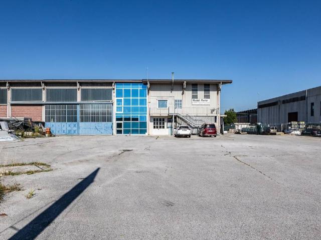 Locale Commerciale in vendita a Piemonte, Cuneo
