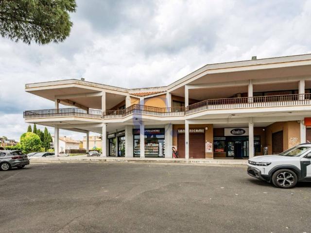 Locale Commerciale in vendita a Poggio dell'Asino, Roma Capitale