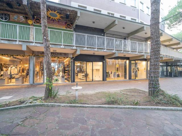 Locale Commerciale in vendita a Milano Marittima, Cervia