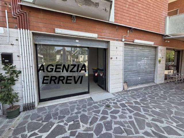 Locale Commerciale in vendita a Milano Marittima, Cervia