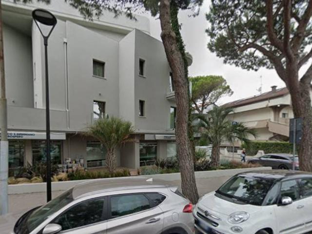 Locale Commerciale in vendita a Milano Marittima, Cervia