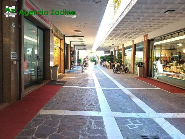 Locale Commerciale in vendita a Cervia, Reggio Emilia