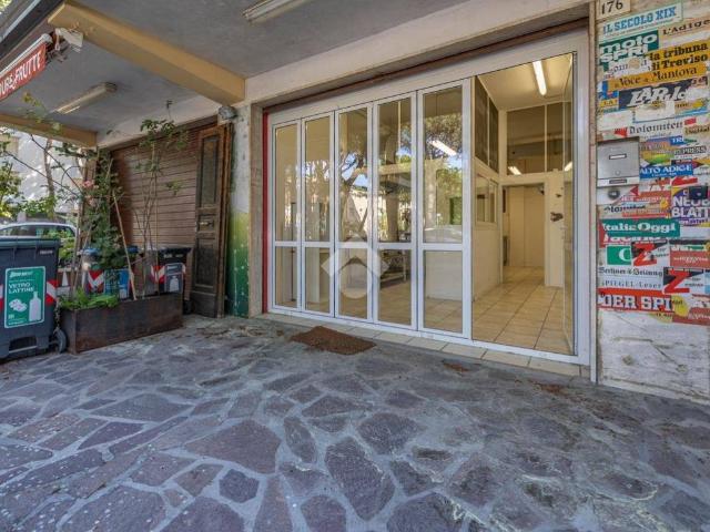 Locale Commerciale in vendita a Milano Marittima, Cervia