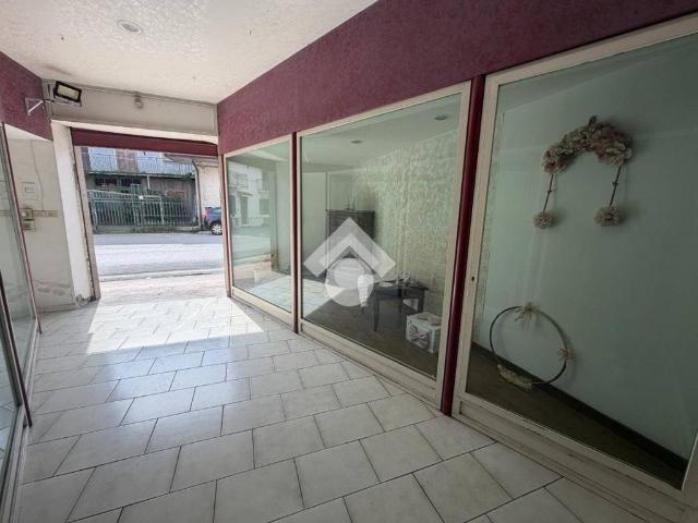 Locale Commerciale in vendita a Cervinara, Campania