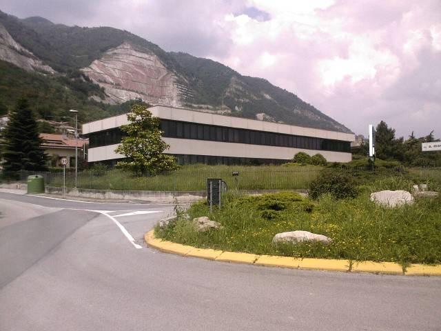 Locale Commerciale in vendita a Cesana Brianza, Lombardia