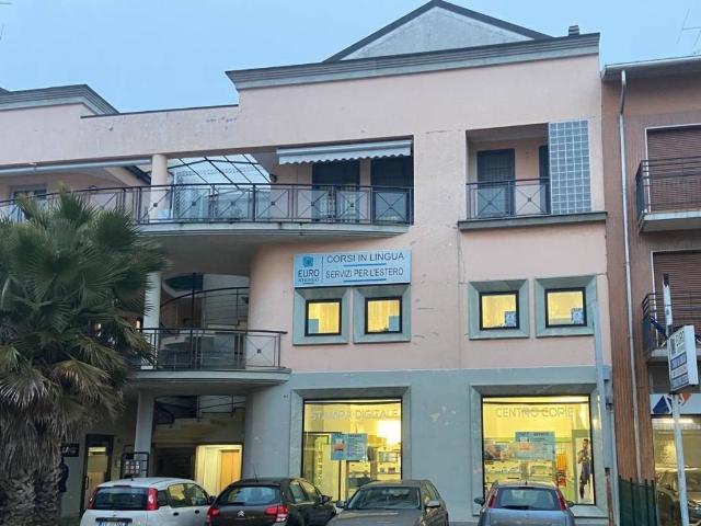 Locale Commerciale in vendita a Cesano Maderno, Lombardia