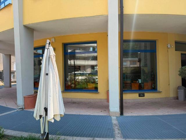 Locale Commerciale in vendita a Cesano Maderno, Monza e della Brianza