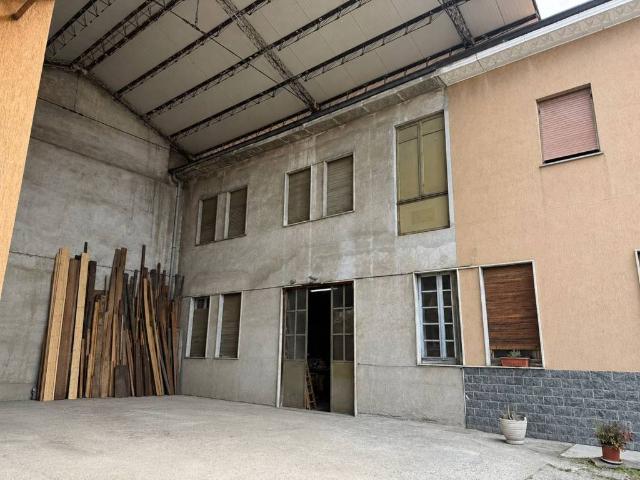 Locale Commerciale in vendita a Cesano Maderno, Lombardia
