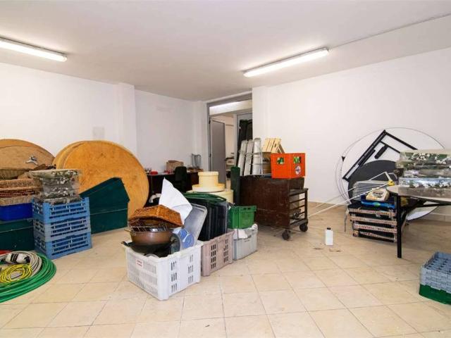 Locale Commerciale in vendita a Cesano Maderno, Lombardia