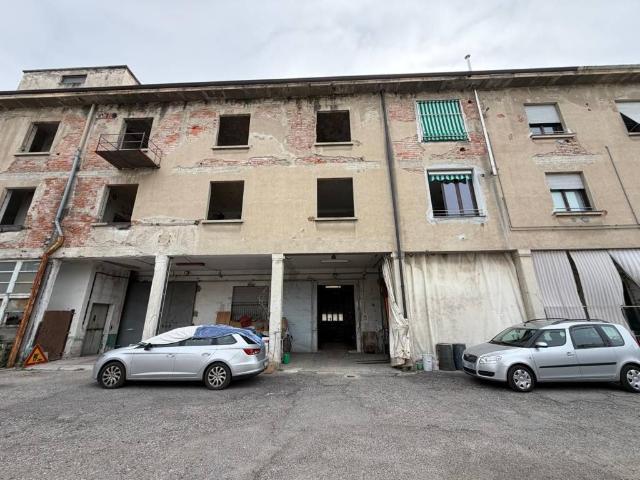 Locale Commerciale in vendita a Cesano Maderno, Lombardia