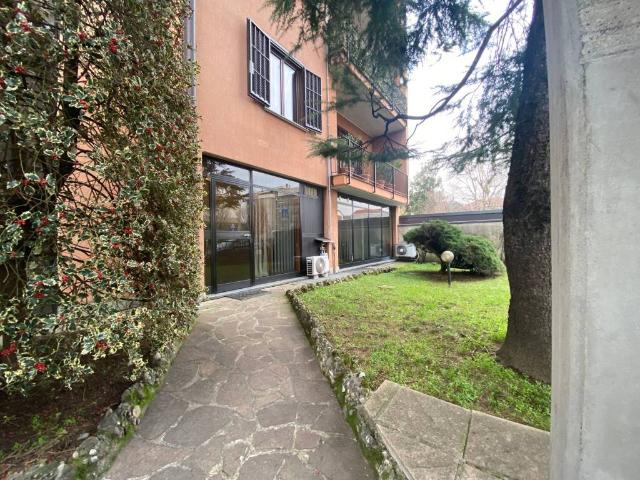 Locale Commerciale in vendita a Cesano Maderno, Lombardia
