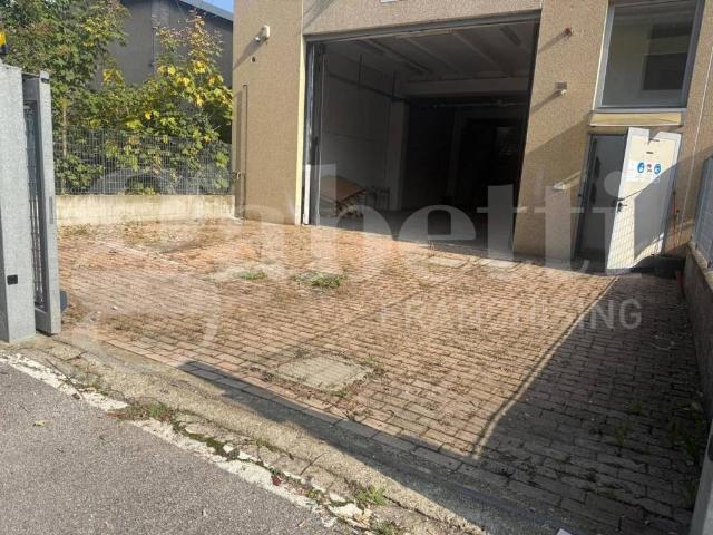 Locale Commerciale in vendita a Cesano Maderno, Monza e della Brianza