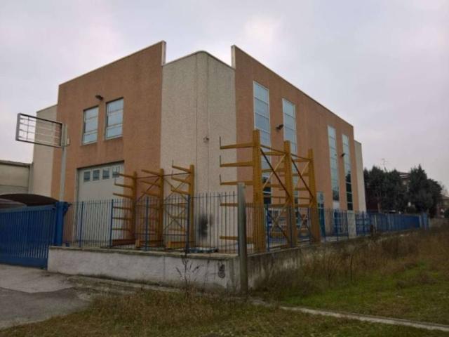 Locale Commerciale in vendita a Cesano Maderno, Lombardia
