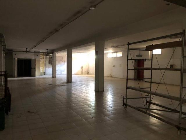 Locale Commerciale in vendita a Cesate, Lombardia