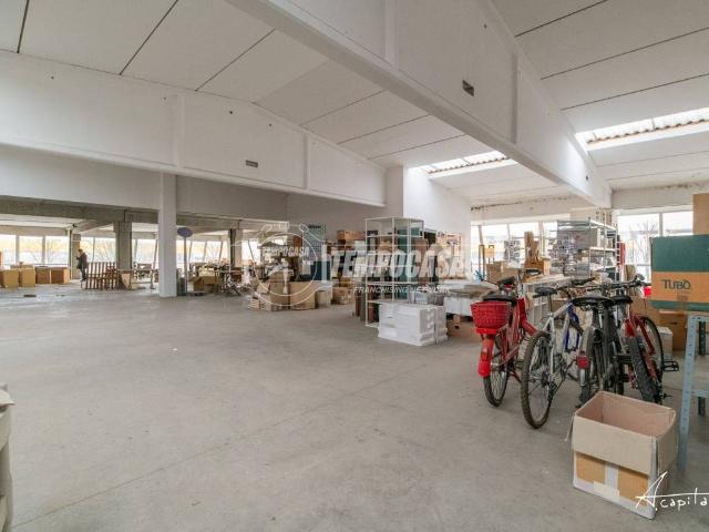 Locale Commerciale in vendita a Unione dei comuni Valle del Savio, Cesenà