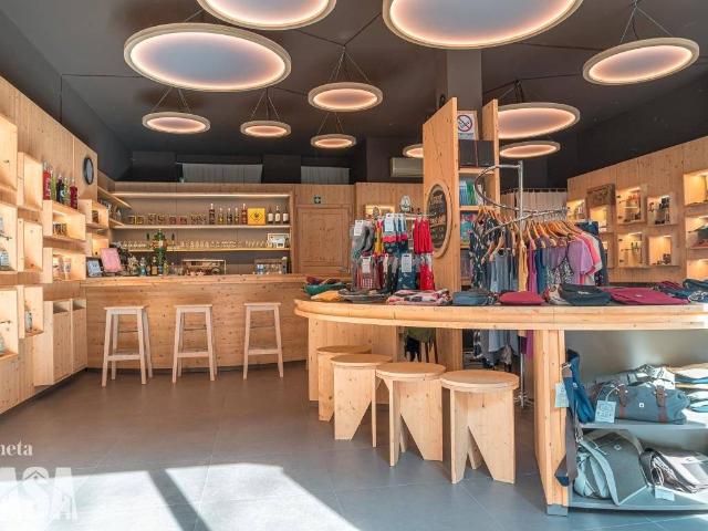 Locale Commerciale in vendita a Unione dei comuni Valle del Savio, Cesenà