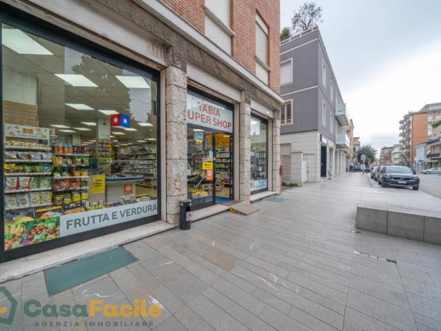 Locale Commerciale in vendita a Unione dei comuni Valle del Savio, Cesenà