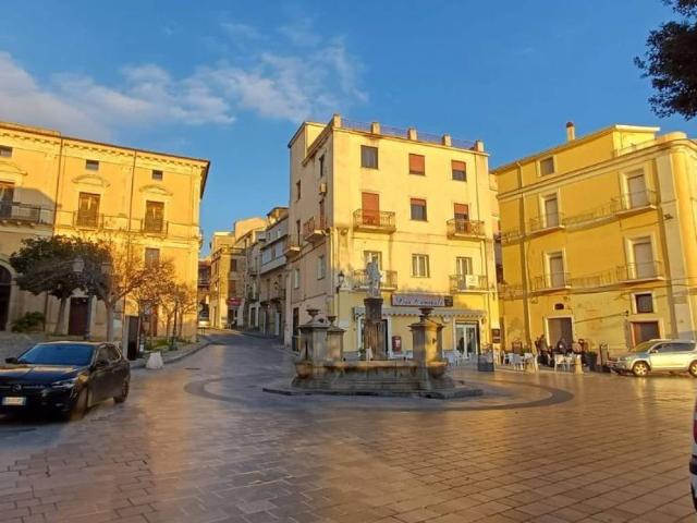 Locale Commerciale in vendita a Cetraro Paese, Calabria