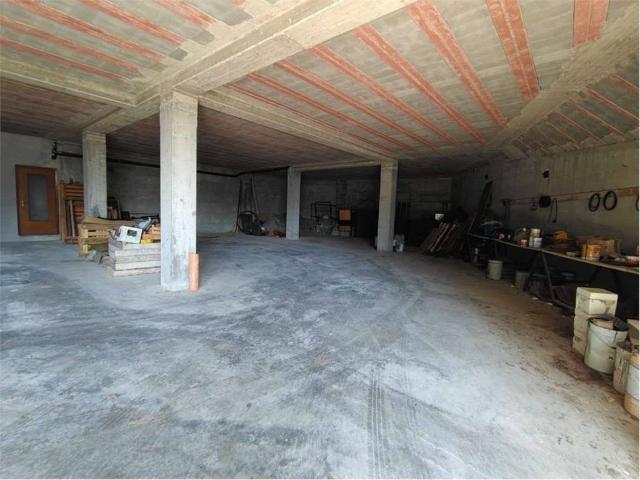 Locale Commerciale in vendita a Challand Saint Anselme, Aosta